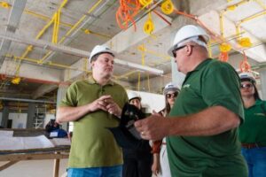 Leia mais sobre o artigo Max Russi vistoria obras do Hospital Regional de Confresa