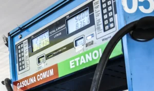 Leia mais sobre o artigo Petrobras reduz preço da gasolina em 4,9% a partir de terça-feira