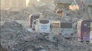 Leia mais sobre o artigo Primeiros ônibus com prisioneiros palestinos chegam em Gaza