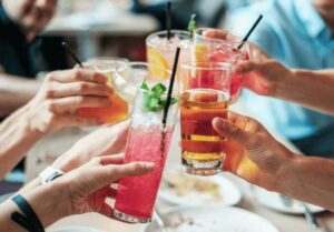 Leia mais sobre o artigo Oito em cada dez brasileiros que abusam de álcool acham que bebem moderadamente