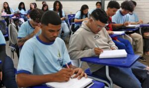 Leia mais sobre o artigo Renda e cor são determinantes para não concluir ensino médio no país