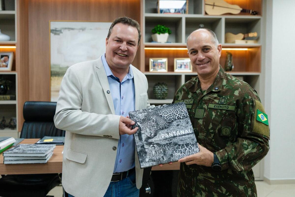 No momento, você está visualizando Max Russi recebe comandante militar do Oeste