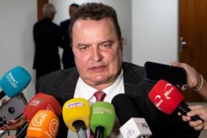 Leia mais sobre o artigo Max vê apoio incerto ao Governo e cogita majoritária do Podemos