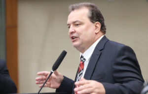 Leia mais sobre o artigo Max Russi apoia cobrança de servidores por RGA de 19,52%