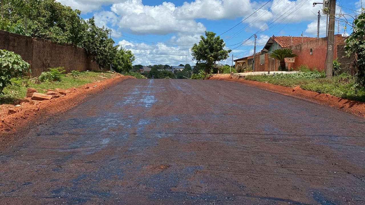 No momento, você está visualizando Várzea Grande executa obras de pavimentação no bairro Jardim Glória