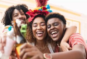 Leia mais sobre o artigo Álcool e energético no Carnaval; entenda os riscos da combinação