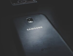 Leia mais sobre o artigo Samsung inicia produção em massa de chips de memória de IA