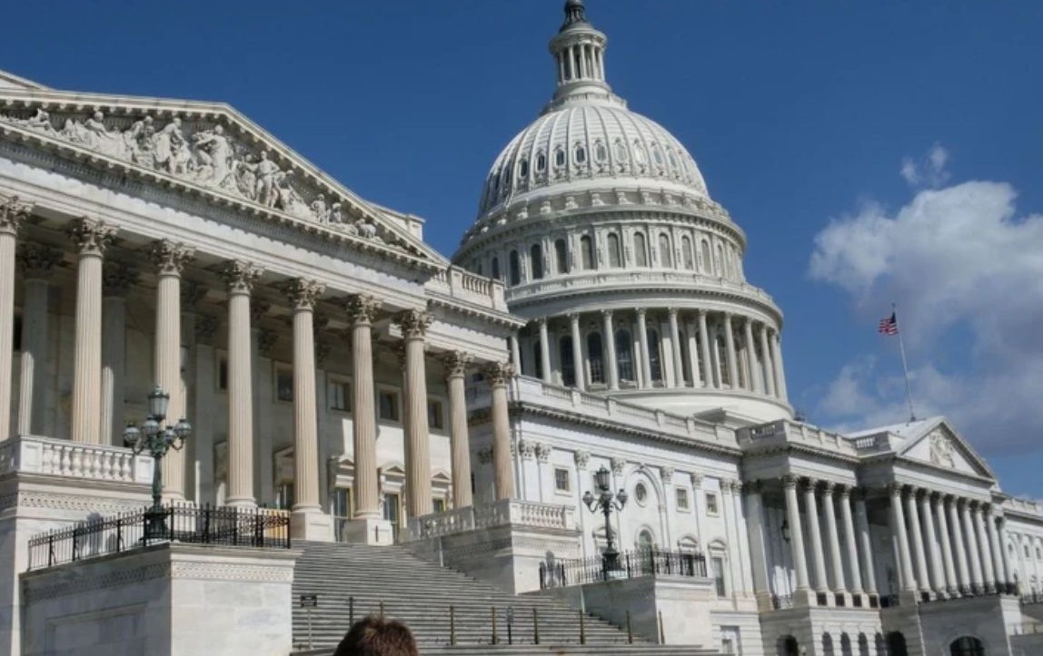 No momento, você está visualizando Câmara dos EUA rejeita proposta para limitar ataques de Trump contra o Irã