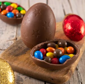 Leia mais sobre o artigo Ovo de Páscoa; como a tradição começou com galinhas e virou chocolate?