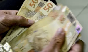 Leia mais sobre o artigo Famílias brasileiras tem até 80% da renda comprometida, diz Serasa Experian