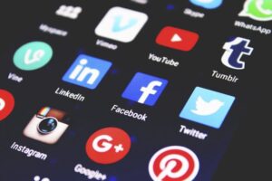 Leia mais sobre o artigo Meta e Google são declaradas culpadas por vícios em redes sociais