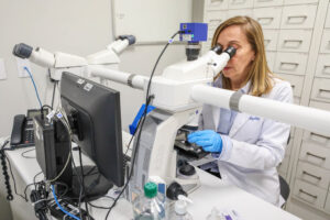 Leia mais sobre o artigo Molécula “espelho” pode matar células cancerígenas sem prejudicar as células saudáveis