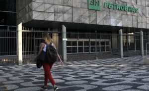 Leia mais sobre o artigo Petrobras diz que pode reduzir impacto da alta do petróleo no Brasil