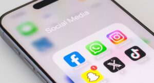 Leia mais sobre o artigo Adolescentes no Reino Unido ficarão 6 semanas sem redes sociais para teste