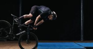 Leia mais sobre o artigo Roupa de ciclismo com airbag promete mais segurança sem comprometer desempenho