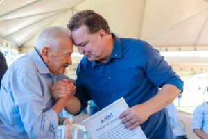 Leia mais sobre o artigo Max Russi emociona ao homenagear ex-aluno de 96 anos na celebração de aniversário do IFMT São Vicente