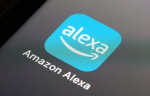 Leia mais sobre o artigo Alexa+ agora cria podcasts inteiros sobre qualquer assunto via inteligência artificial