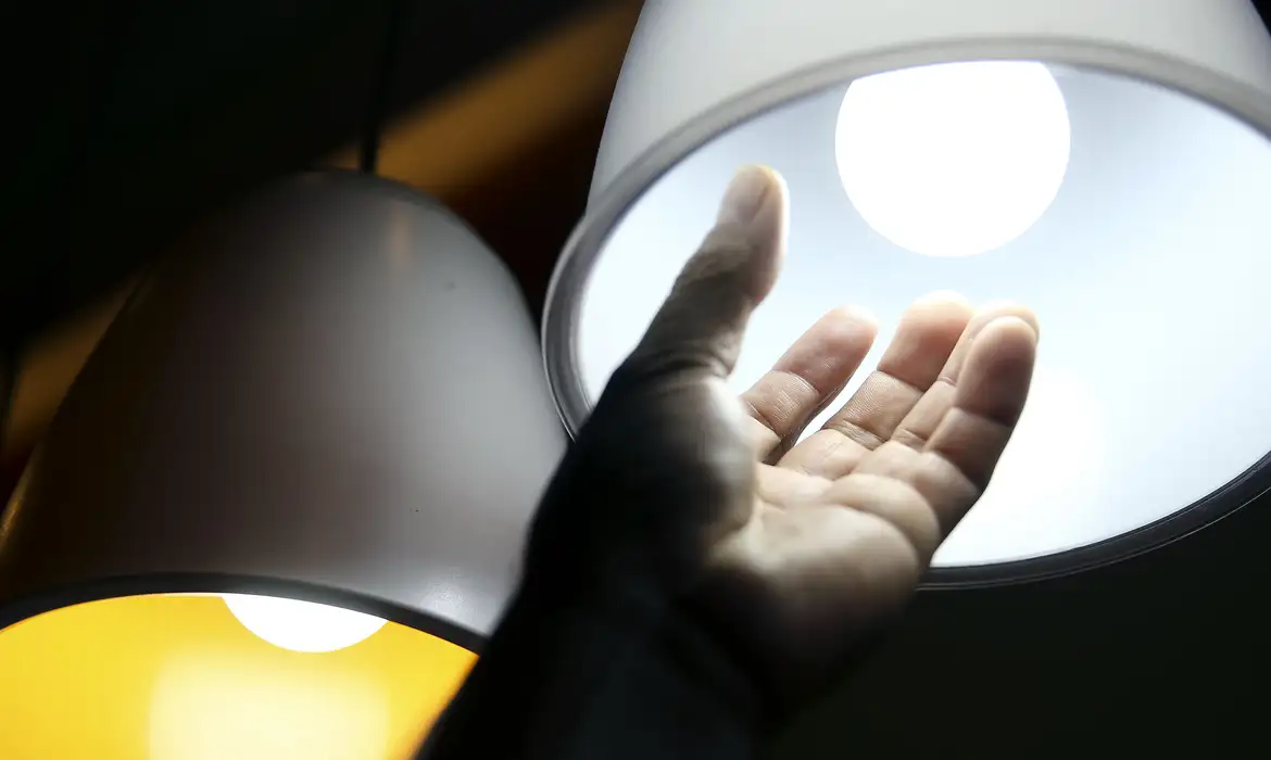 No momento, você está visualizando Aneel aprova R$ 5,5 bi para reduzir conta de luz em 22 distribuidoras