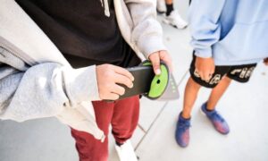 Leia mais sobre o artigo Bolsas bloqueadoras de celular ganham espaço em empresas dos EUA