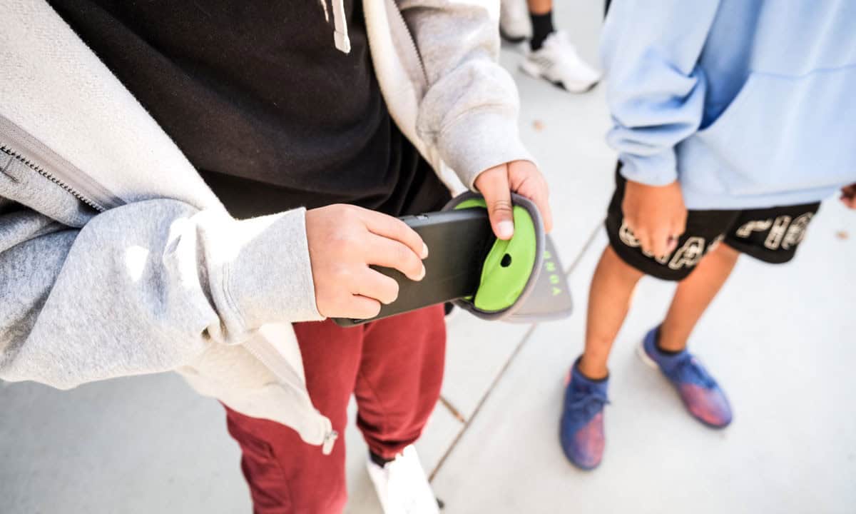 No momento, você está visualizando Bolsas bloqueadoras de celular ganham espaço em empresas dos EUA