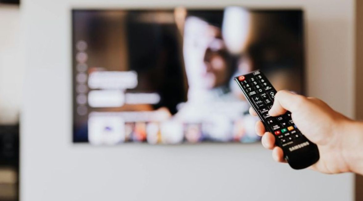 No momento, você está visualizando Brasil ganha 1,1 mil canais de TV digital grátis para driblar preço da Netflix