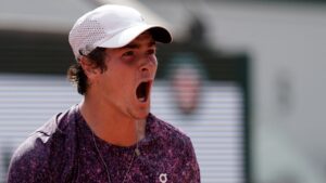 Leia mais sobre o artigo João Fonseca conquista vitória histórica contra Djokovic e avança em Roland Garros