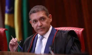Leia mais sobre o artigo Nunes Marques toma posse na presidência do TSE e vai comandar eleições