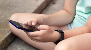 Leia mais sobre o artigo Com quantos anos uma criança deve ter celular? Descubra!