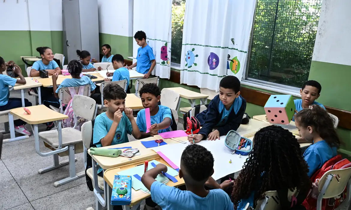 No momento, você está visualizando Governo brasileiro fixa em R$ 5,1 mil novo piso nacional do magistério