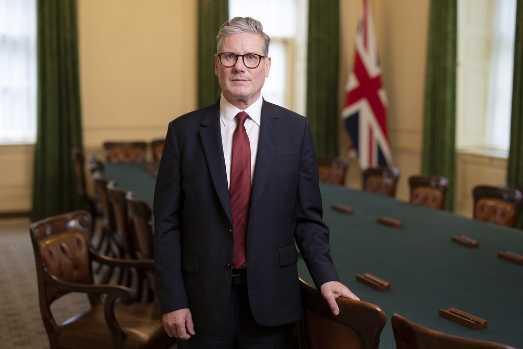 No momento, você está visualizando Keir Starmer renuncia ao cargo de premiê do Reino Unido