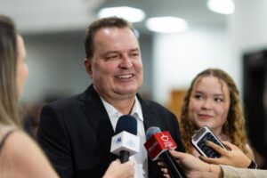 Leia mais sobre o artigo Max Russi destaca importância de obra que amplia debate sobre maternidade atípica