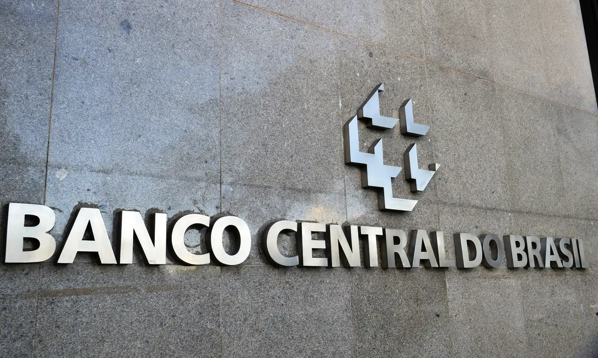 No momento, você está visualizando Mercado financeiro eleva previsão da Selic para 13,75% ao ano