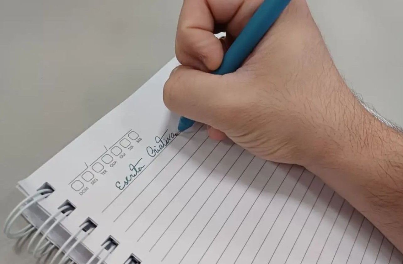 No momento, você está visualizando Últimas horas para se inscrever em curso gratuito que dá bolsa de até R$ 6 mil para quem gosta de escrever