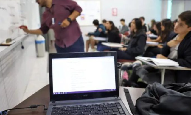No momento, você está visualizando MEC oferece nove cursos gratuitos de Inteligência Artificial para professores