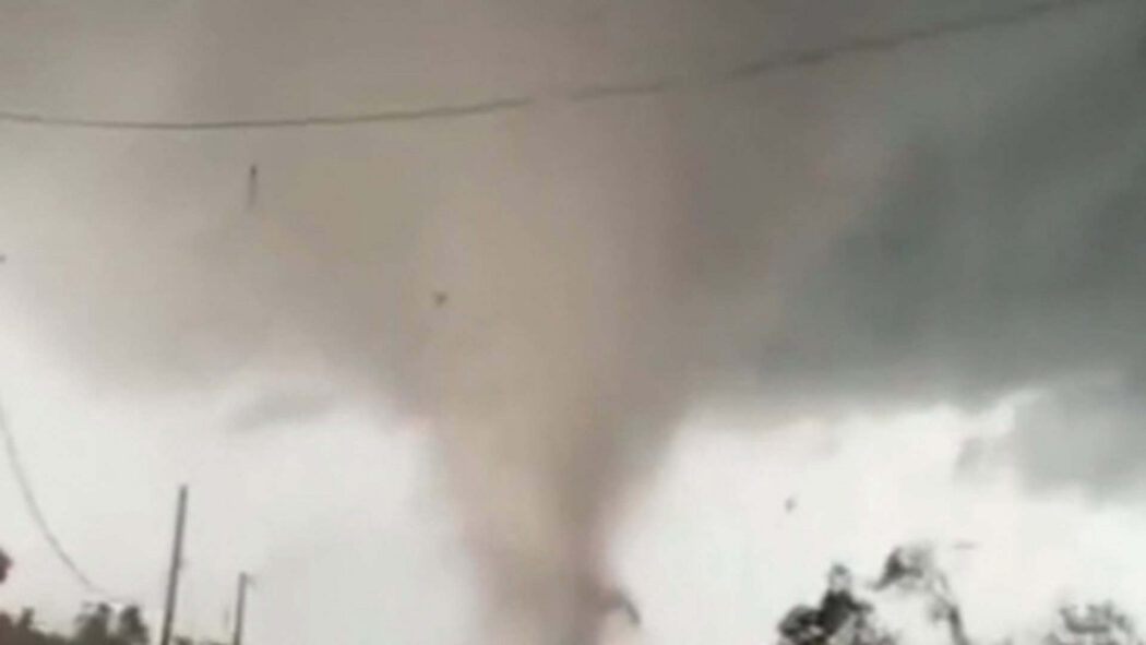 No momento, você está visualizando Tornado atinge cidade do Paraná e causa destruição