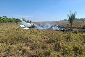 Leia mais sobre o artigo Avião de pequeno porte cai em MT e deixa três mortos