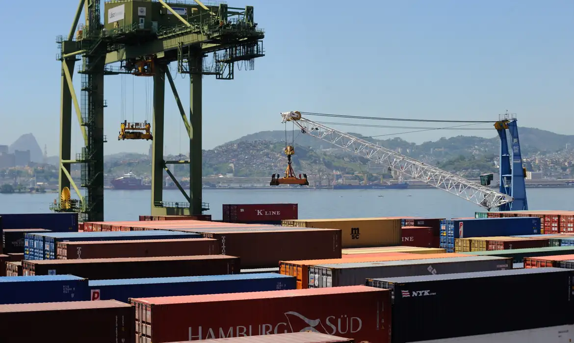 No momento, você está visualizando Balança comercial tem superávit de US$ 7,4 bilhões em agosto