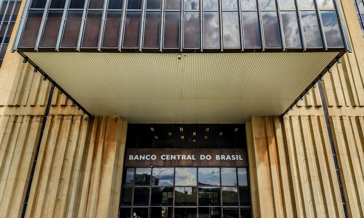 No momento, você está visualizando Banco Central reduz juros básicos para 13,75% ao ano