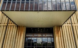 Leia mais sobre o artigo BC reduz projeção de crescimento da economia para 1,8%