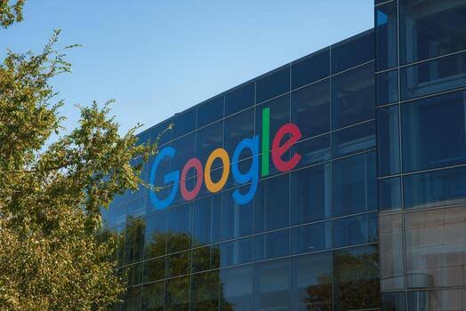 No momento, você está visualizando Google evita desmembramento, mas enfrenta novas regras em anúncios