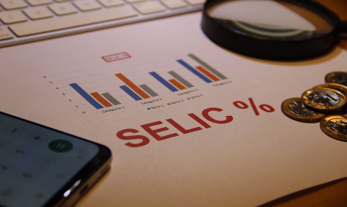 No momento, você está visualizando Mercado financeiro reduz projeção da Selic para 13,50%
