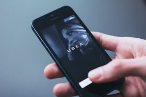 Leia mais sobre o artigo Uber lança recurso de vídeo ao vivo para pais acompanharem viagens de adolescentes