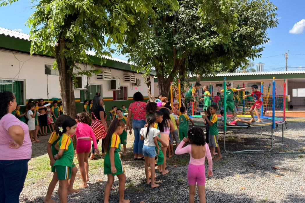 No momento, você está visualizando Escola de Várzea Grande celebra Dia das Crianças com brinquedos e muita diversão