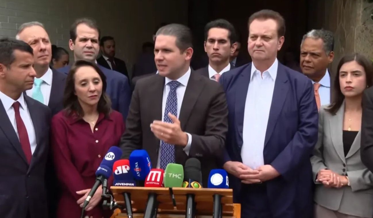 No momento, você está visualizando Hugo e centrão articulam proposta de transição para voto distrital misto
