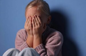 Leia mais sobre o artigo Imagens de abuso infantil geradas por IA crescem 40% em 2026