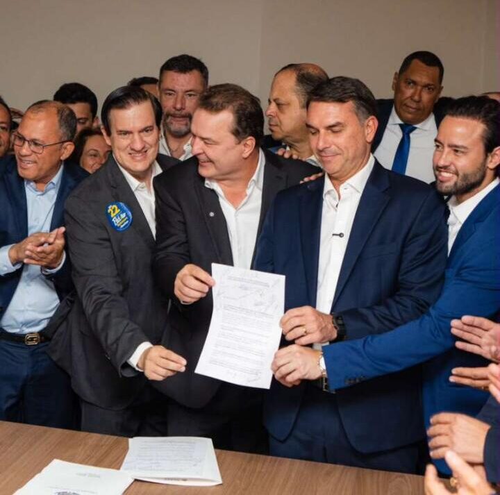 No momento, você está visualizando Max Russi entrega a Flávio Bolsonaro carta com apoio de deputados estaduais de MT