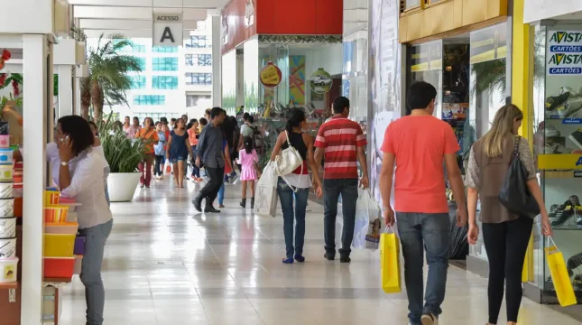 Atividade econômica cai 0,7% em março em razão da guerra do Irã