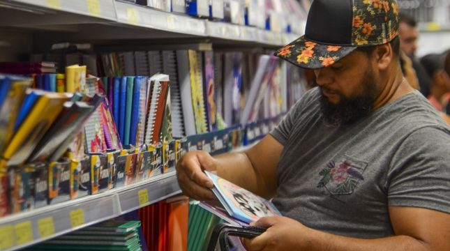 Brasileiros planejam reaproveitar material escolar na volta às aulas