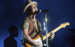 Bruno Mars lança primeira música do novo álbum e anuncia turnê