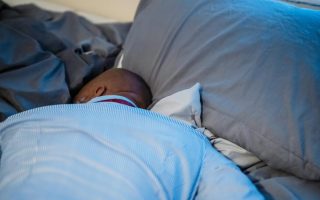 Calor noturno piora o sono e pode afetar a saúde, diz estudo